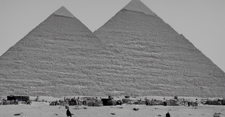 00078-4-the_great_pyramid_with_a_giant_UFO_flying_over_it.png