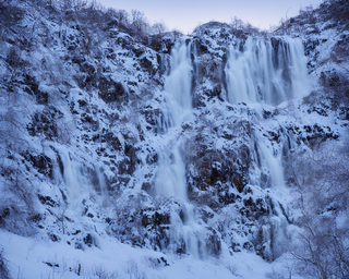 00110-25-snowy_waterfall_at_dawn.png