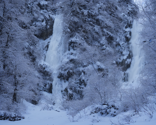 00121-36-snowy_waterfall_at_dawn.png