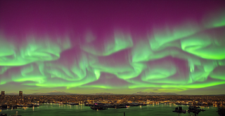 00176-45-aurora_borealis_over_seattle_at_night.png